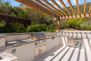 545 Ledge Street San Marcos outdoor kitchen, barbecue station and dining pavilion
